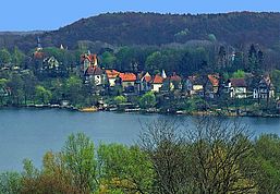 Blick über den See mit Siedlung am anderen Ufer